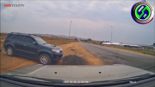 Let's make him famous - phony cop stopping vehicles in South Africa for bribes